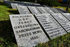 Płyty grobowe, na których wymienione są imiona i nazwiska zmarłych i pomordowanych policjantów