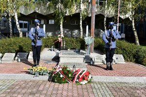 Asysta honorowa składająca się z dwóch umundurowanych policjantów stoi przy Grobie Polskiego Policjanta