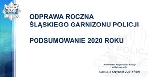 Zdjęcie kolorowe. Widoczny slajd prezentacji z napisem ODPRAWA ROCZNA SLĄSKIEGO GARNIZONU POLICJI. PODSUMOWANIE 2020 ROKU