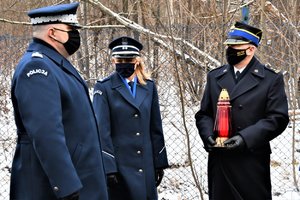 Na zdjęciu umundurowani przedstawiciele kierownictwa śląskiej Policji oraz funkcjonariusz straży pożarnej.