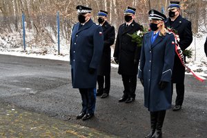 Przedstawiciele kierownictwa śląskiej Policji oraz delegacja straży pożarnej.