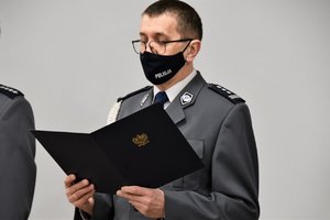 Komendant Wojewódzki Policji odczytuję rotę ślubowania.