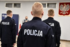 Komendant Wojewódzki Policji w Katowicach podczas przemówienia, na zdjęci uwidoczni również stojący w szyku policjanci.