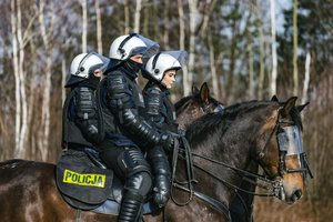 Zdjęcie kolorowe. Widoczna Miss Polski 2020 oraz dwaj polijanci policji konnej na wierzchowcach. Autor zdjęcia: Aleksnader Van