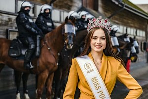 Zdjęcie kolorowe. Widoczna Miss Polski 2020 oraz policjanci policji konnej na wierzchowcach. Autor zdjęcia: Aleksander Van