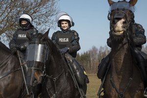 Zdjęcie kolorowe. Widoczna Miss Polski 2020 oraz dwaj polijanci policji konnej na wierzchowcach. Autor zdjęcia: Andrzej Gruca