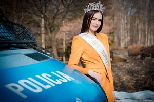 Zdjęcie kolorowe. Widoczna Miss Polski 2020 oraz oznakowany radiowóz. Autor zdjęcia: Michał Piątek