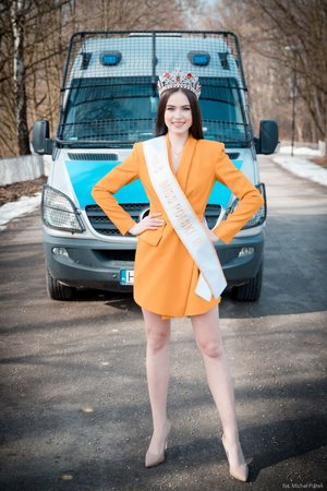 Zdjęcie kolorowe. Widoczna Miss Polski 2020 oraz oznakowany radiowóz. Autor zdjęcia: Michał Piątek
