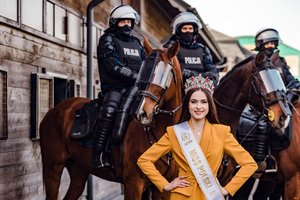 Zdjęcie kolorowe. Widoczna Miss Polski 2020 oraz policjanci policji konnej na wierzchowcach. Autor zdjęcia: Aleksander Van