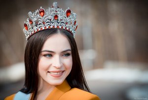 Zdjęcie kolorowe. Widoczna Miss Polski 2020 w koronie na głowie. Autor zdjęcia: Michał Piątek