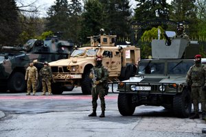 Żołnierze i wojskowe pojazdy.