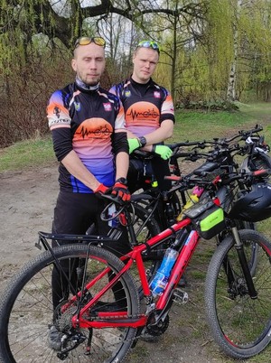 Organizatorzy wyprawy Damian Lorisz i Piotr Przewdzing stoją przy rowerach.