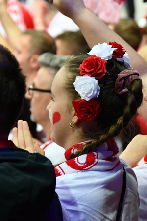 Dziewczynka ubrana w biało-czerwone barwy kibicuje zawodnikom.