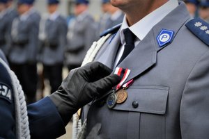 Zdjęcie kolorowe. Komendant Wojewódzki Policji w Katowicach wręcza policjantom rozkazy personalne i wyróżnienia