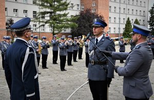 Zdjęcie kolorowe. Widoczi policjanci podczas ślubowania, widoczny m.in. Komendant Wojewódzki Policji w Katowicach