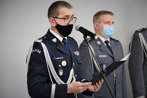 Komendant Wojewódzki Policji w Katowicach odczytuje rotę ślubowania.