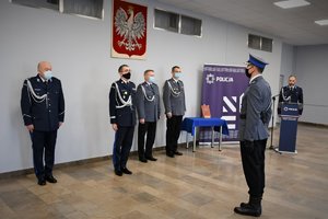 Dowódca uroczystości składa meldunek Komendantowi Wojewódzkiemu Policji w Katowicach.