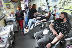 Widoczni dawcy krwi i pracowincy w mobilnym punkcie poboru