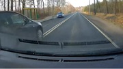 zdjęcie z wideorejestratora samochodowego. Z lewej strony zdjęcia widać jadące na wprost siebie dwa pojazdy osobowe.