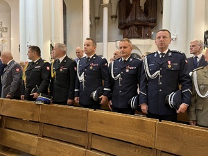 Kadra kierownicza służb mundurowuch w ławie kościoła