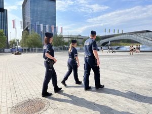 Troje policjantów w trakcie patrolu centrum miasta