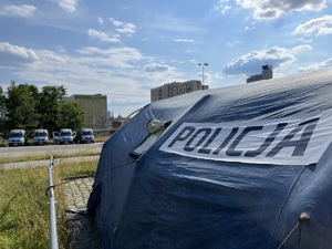 oznakowanie POLICJA na polowym namiocie