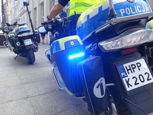 tył policyjnego motocykla z tablicą rejestracyjną