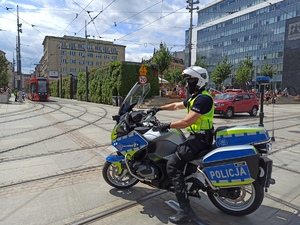 policjant ruchu drogowego na motocyklu podczas zabezpieczenia