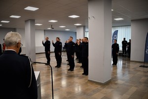Policjanci slubuja przed I Zastępcą Komendanta Wojewódzkiego Policji