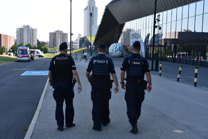Trzech umundurowanych policjantów w patrolu pieszym.