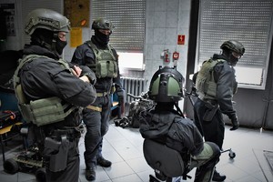 Na zdjęciu policyjni komandosi w umundurowaniu taktycznym.