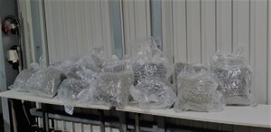 paczki z narkotykami położone na ławce