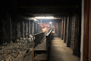 Zdjęcie przedstawia  korytarz imitujący wnętrze kopalni