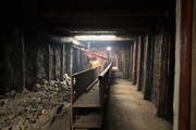 Zdjęcie przedstawia  korytarz imitujący wnętrze kopalni