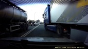 Stopklatka z wideorejestratora samochodowego. Na zdjęciu widoczny samochód ciężarowy, który zajeżdża drogę nagrywającemu.
