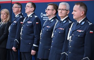 Zdjęcie przedstawia Komendanta Wojewódzkiego Policji wraz z zastępcami stojących w szeregu