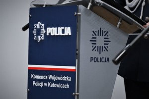 zdjęcie przedstawia zbliżenie na mównicę z Napisem Policja, Komenda Wojewódzka Policji w Katowicach