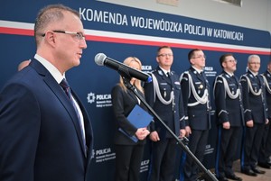 Zdjęcie przedstawia przedstawiciela Wojewody Śląskiego przemawiającego do mikrofonu