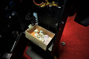 Zdjęcie przedstawia pudełko w którym znajdują się pieniądze.