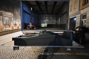 Zdjęcie przedstawia dwie maszyny do gier, które są pakowane do pojazdu ciężarowego.