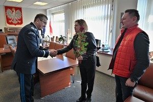 Zdjęcia. Komendant Wojewódzki Policji oraz jego goście w gabinecie