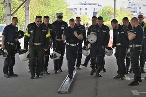 Zdjęcie. Grupa umundurowanych policjantów podczas sprawdzania toru przeszkód