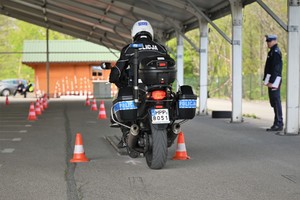Zdjęcie. Policjant na motocyklu podczas konkurencji jazdy na motocyklu