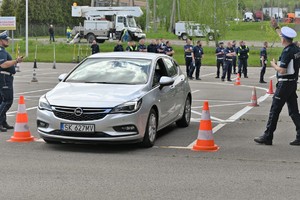 Zdjęcie. Policjanci i samochód na placu podczas konkurencji jazdy samochodem