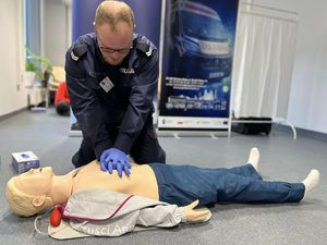 Zdjęcie. Policjant podczas zadania konkursowego - udzielania pomocy medycznej