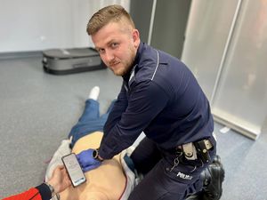 Zdjęcie. Policjant podczas zadania konkursowego - udzielania pomocy medycznej