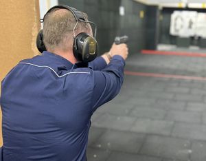 Zdjęcie. Policjant podczas zadania konkursowego - strzelanie na strzelnicy