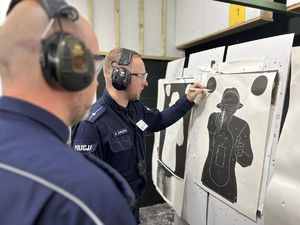 Zdjęcie. Policjant podczas zadania konkursowego - strzelanie na strzelnicy