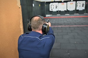 Zdjęcie. Umundurowani policjanci na strzelnicy