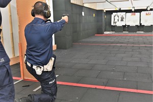 Zdjęcie. Umundurowani policjanci na strzelnicy